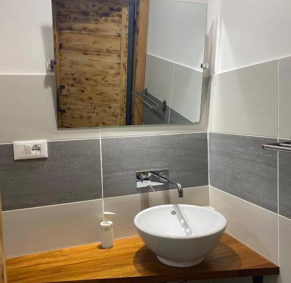 استودیو خانوادگی, Hera Bnb