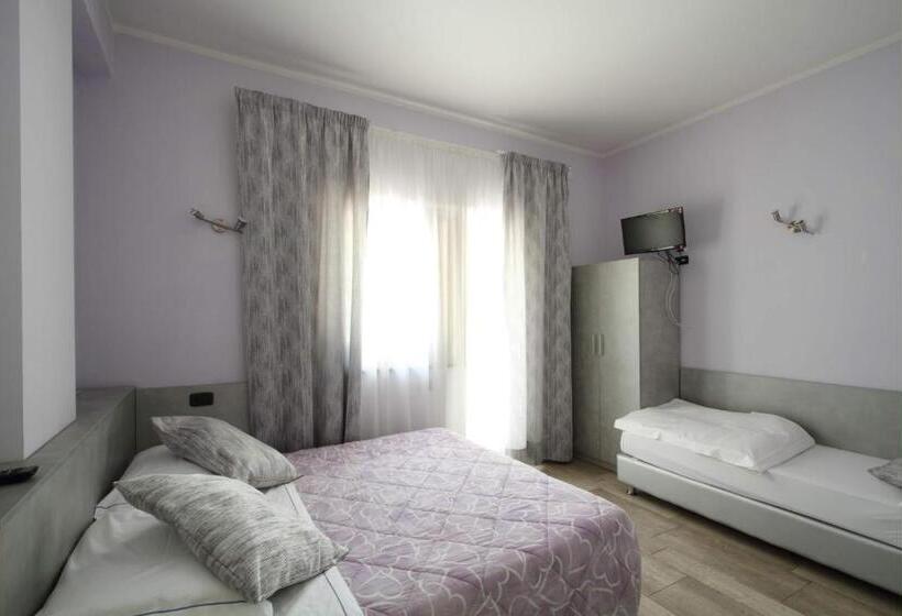 اتاق ساده سه‌ نفره, Il Ruscello Rooms And Luxury Suite
