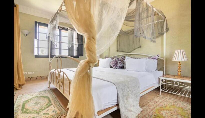 سوییت با چشم‌انداز استخر, Villa Thaifa