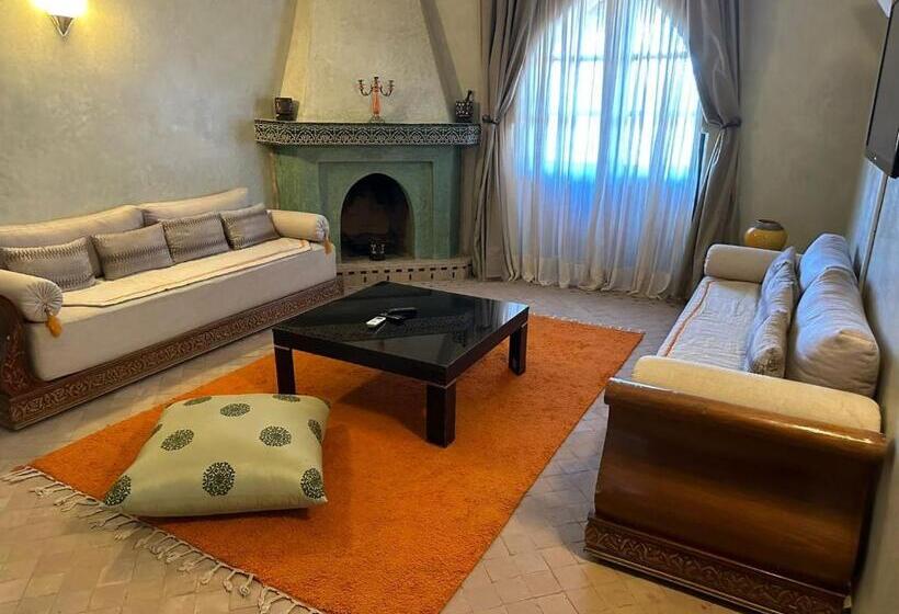 سوییت با چشم‌انداز استخر, Villa Thaifa