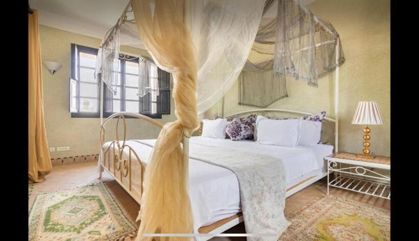 سوییت با چشم‌انداز استخر, Villa Thaifa