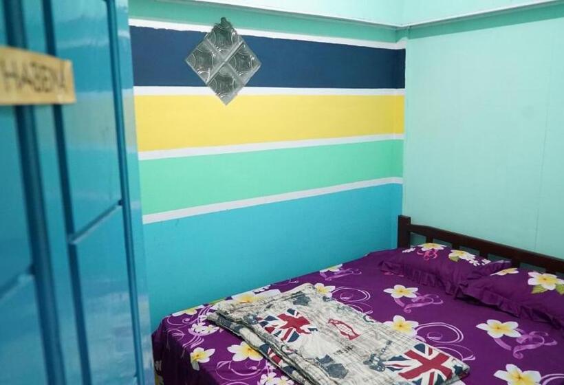 اتاق اکونومی, Pintu Biru Hostel
