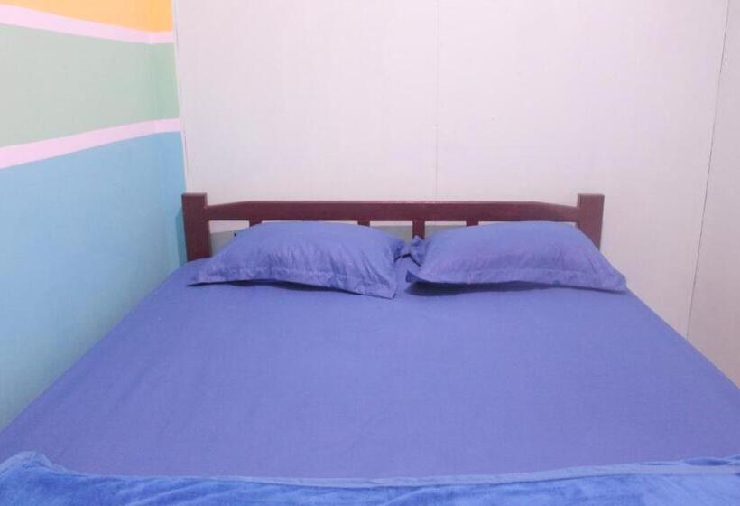 اتاق اکونومی, Pintu Biru Hostel