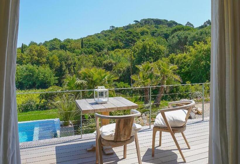 اتاق لوکس با بالکن و چشم‌انداز دریا, Villa Sant Anna