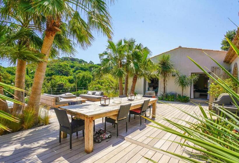 اتاق لوکس با بالکن و چشم‌انداز دریا, Villa Sant Anna