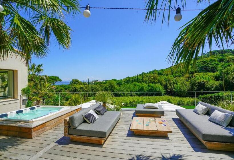 اتاق لوکس با بالکن و چشم‌انداز دریا, Villa Sant Anna