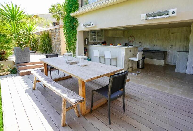 اتاق لوکس با بالکن و چشم‌انداز دریا, Villa Sant Anna