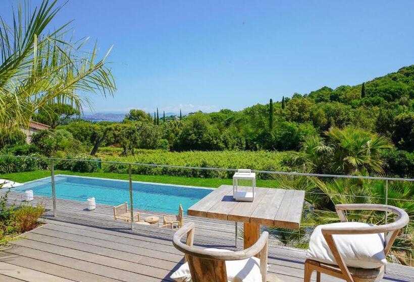 اتاق لوکس با بالکن و چشم‌انداز دریا, Villa Sant Anna