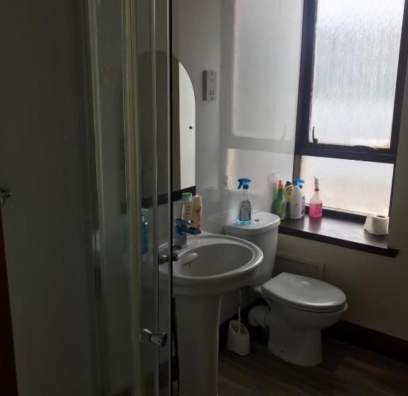 اتاق استاندارد با سرویس بهداشتی مشترک, Prime Location Rooms In High Street