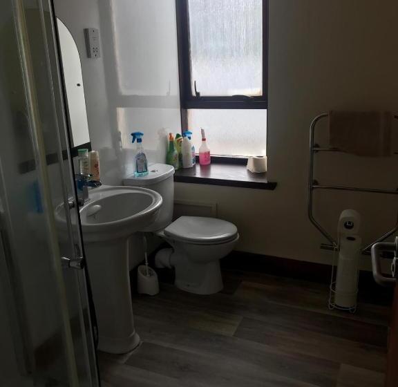 اتاق استاندارد با سرویس بهداشتی مشترک, Prime Location Rooms In High Street