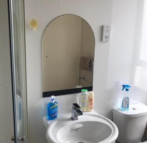 اتاق استاندارد با سرویس بهداشتی مشترک, Prime Location Rooms In High Street