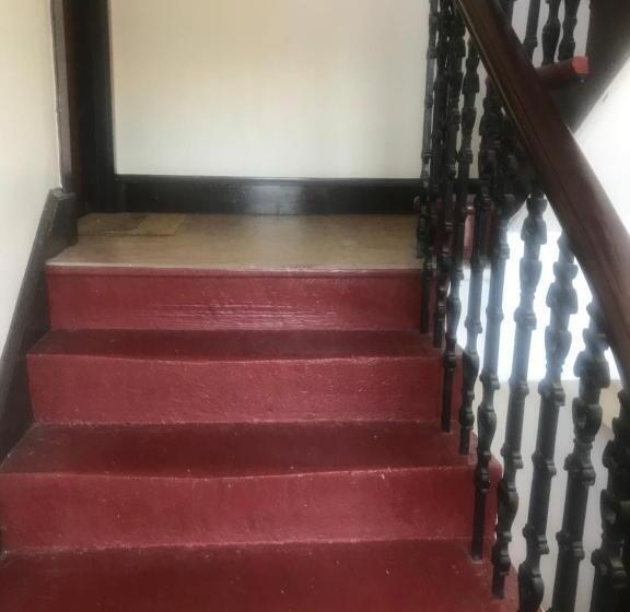 اتاق اکونومی, Prime Location Rooms In High Street