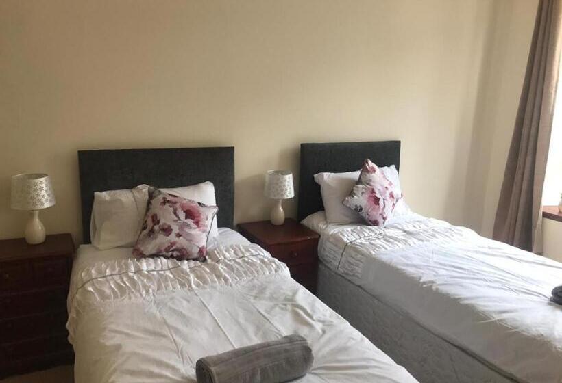 اتاق استاندارد با سرویس بهداشتی مشترک, Prime Location Rooms In High Street