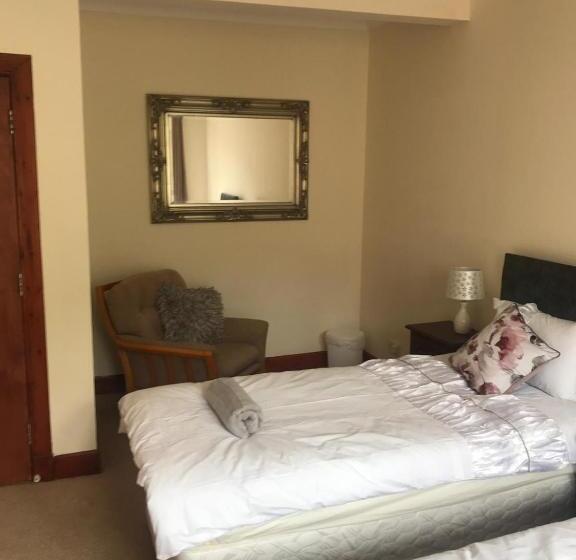 اتاق استاندارد با سرویس بهداشتی مشترک, Prime Location Rooms In High Street
