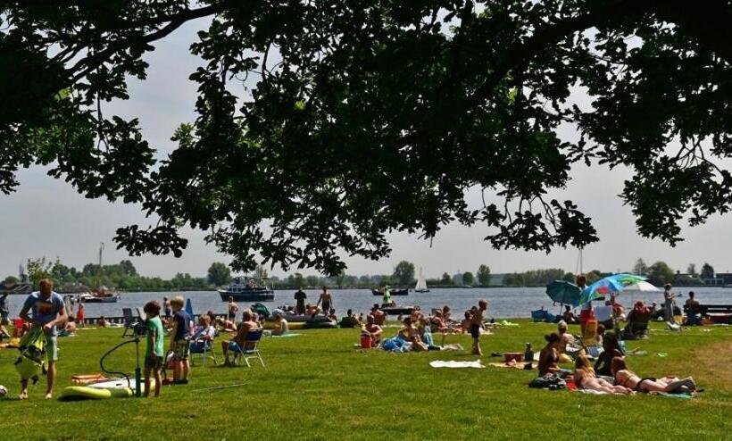 اتاق لوکس با بالکن, Slapen Bij De Buurvrouw