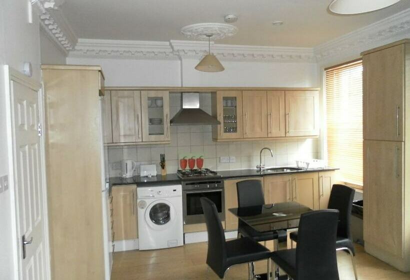 Apartament 2 Dormitoare, Access Earl S Court