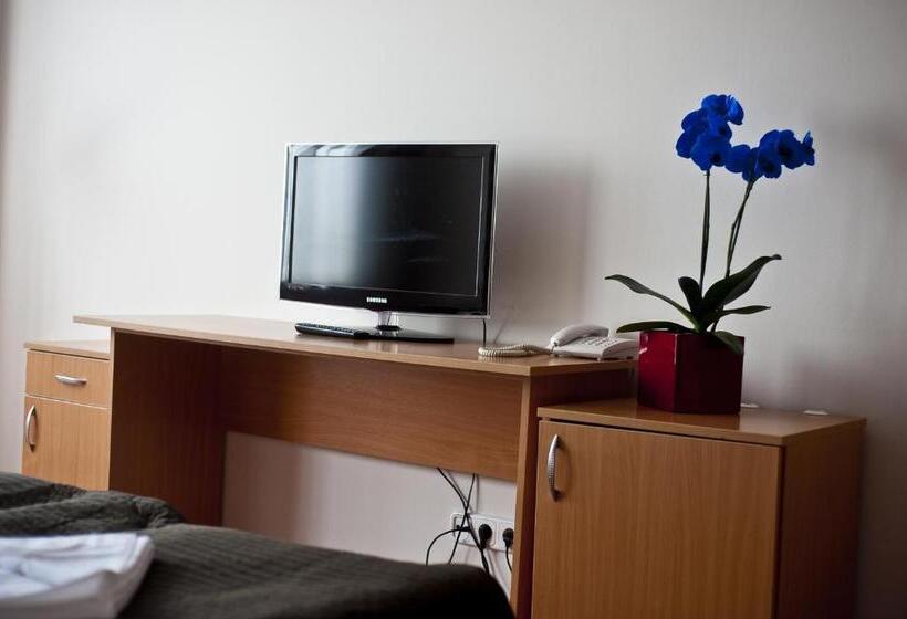 اتاق استاندارد سه نفره, Canada Hotel Budapest