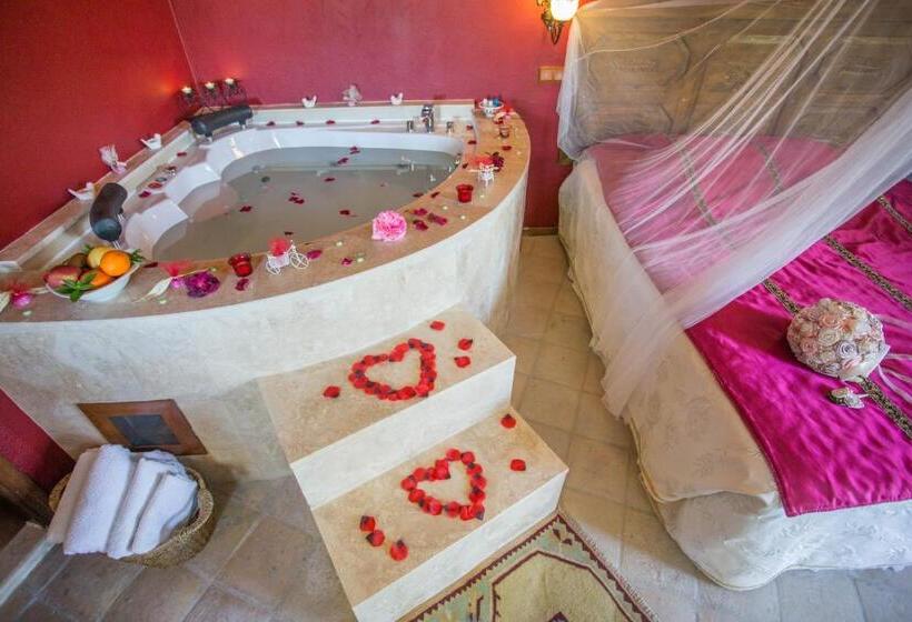 سوییت سوپریور, Ephesus Boutique