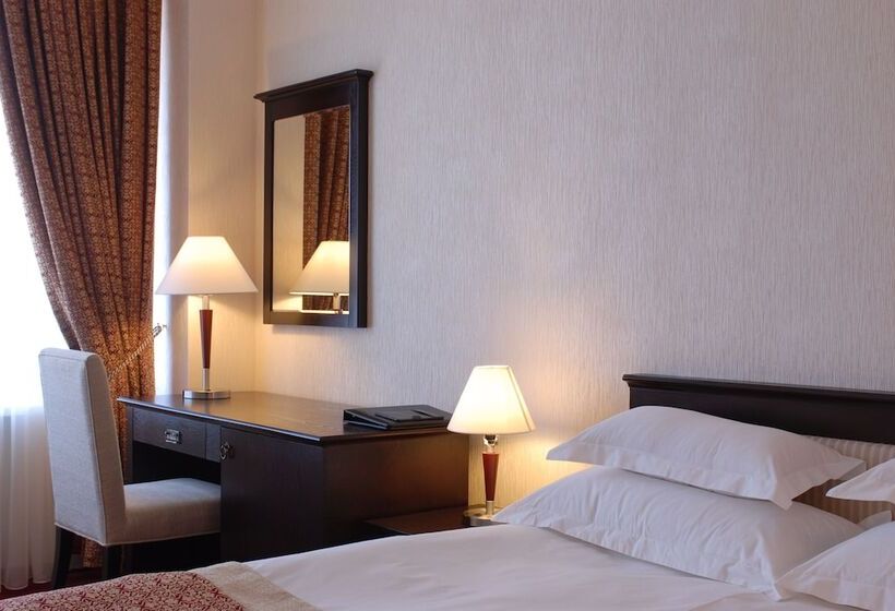 Standard Single Room, Stela