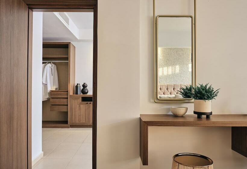 Deluxe Suite Sea View, The Royal Blue