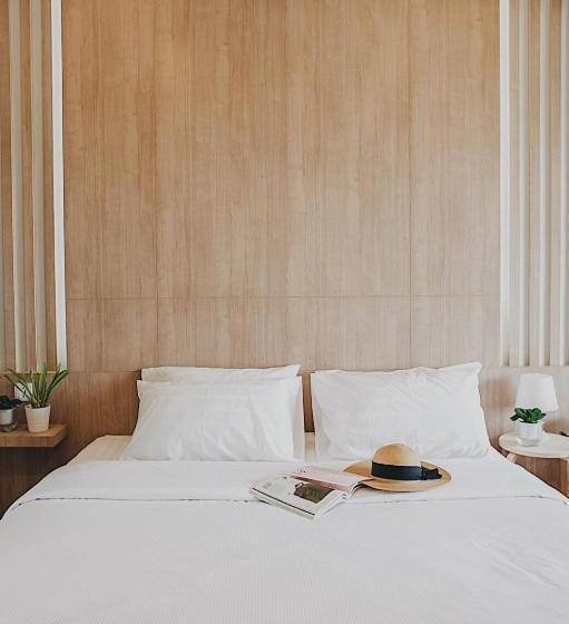 Deluxe room with river view, Home By The Bridge