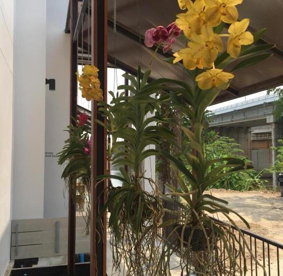 Deluxe room with river view, Home By The Bridge