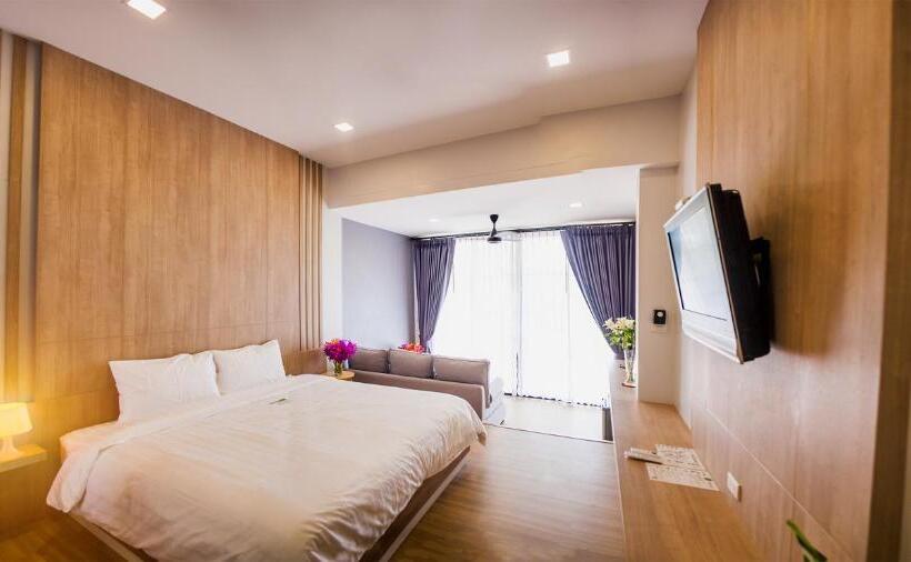 Deluxe room with river view, Home By The Bridge