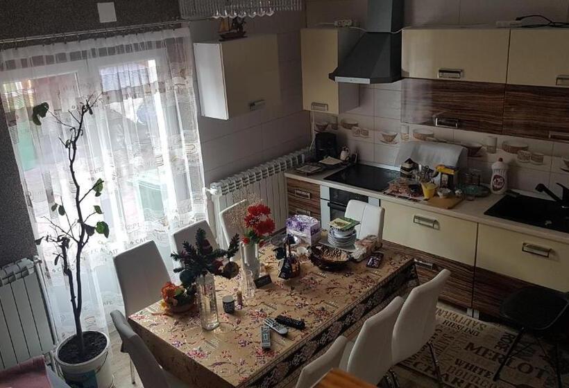 اتاق استاندارد با سرویس بهداشتی مشترک, Casa Cojanu