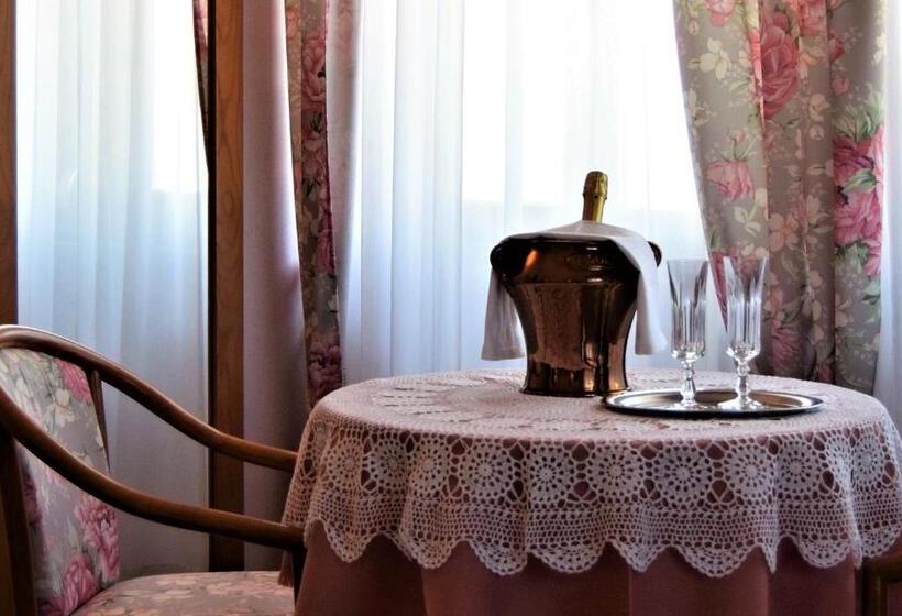 اتاق لوکس با چشم‌انداز دریاچه, Villa Torre   Atmosfera Romantica