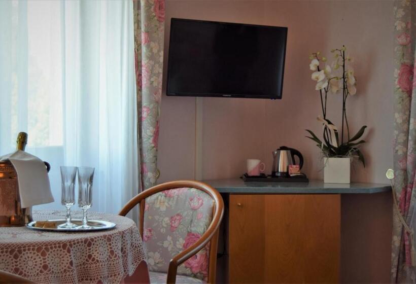 اتاق لوکس با چشم‌انداز دریاچه, Villa Torre   Atmosfera Romantica