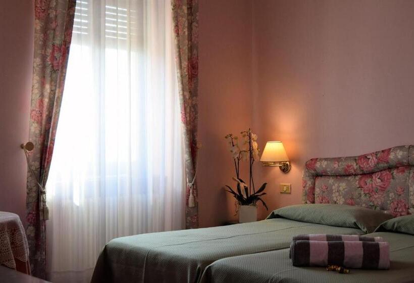 اتاق اساندارد با چشم‌انداز جانبی به دریا, Villa Torre   Atmosfera Romantica