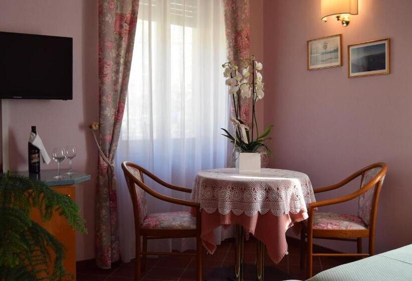 اتاق اساندارد با چشم‌انداز جانبی به دریا, Villa Torre   Atmosfera Romantica