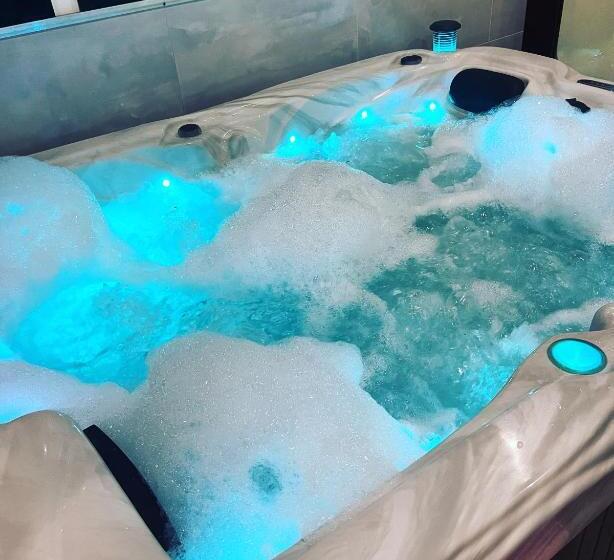 اتاق استاندارد با وان آب گرم, Spabyelleetlui Spa Rouge Ou Bleu
