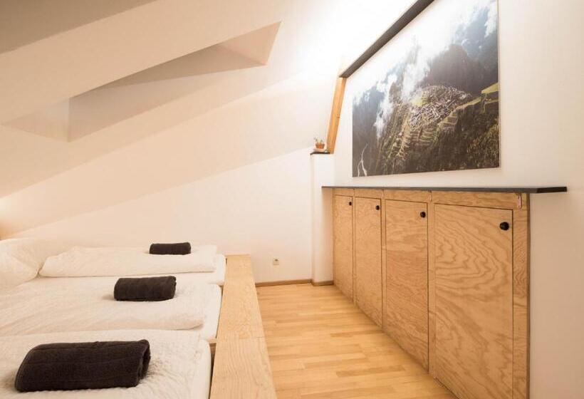 اتاق استاندارد چهارنفره با سرویس بهداشتی مشترک, Montagu Hostel