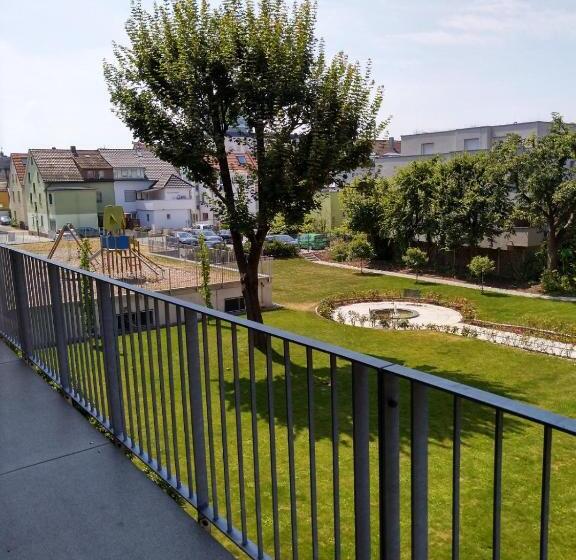 آپارتمان 1 خوابه, New Age Boardinghouse