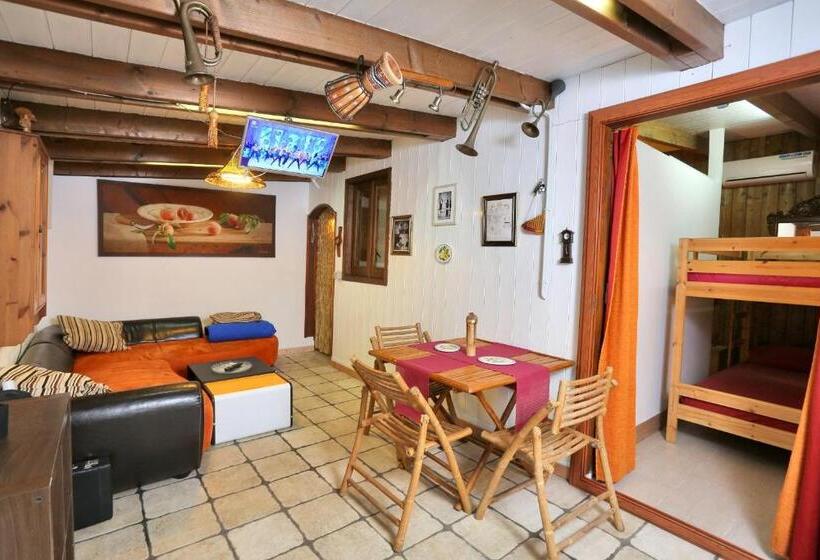 سوییت خانوادگی, Music House Alle Grotte