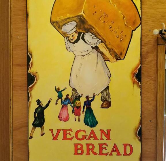 کلبه ییلاقی سوپریور یک خوابه, The Base Vegan Retreat Animal Sanctuary