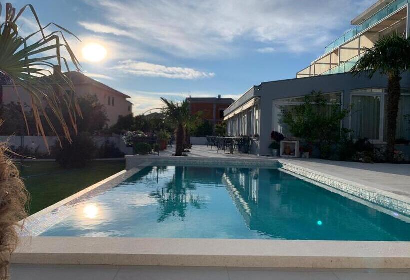اتاق لوکس, Villa Pitomcia