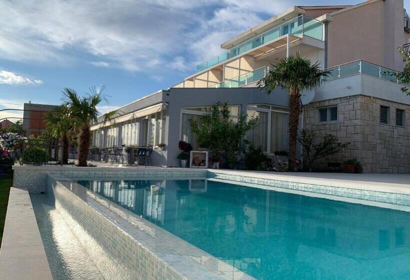 اتاق لوکس, Villa Pitomcia