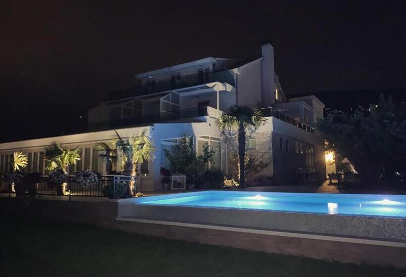 اتاق استاندارد با تراس و چشم‌انداز دریا, Villa Pitomcia