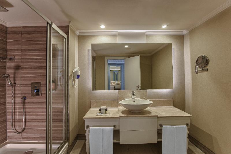 اتاق سوپریور با چشم‌انداز جانبی دریا, Delphin Imperial Lara