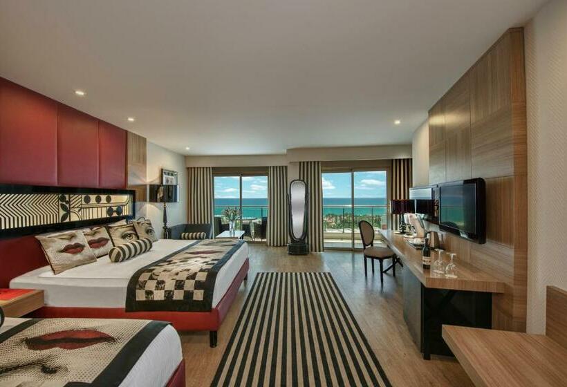 سوییت جونیور با چشم‌انداز جانبی دریا, Delphin Imperial Lara