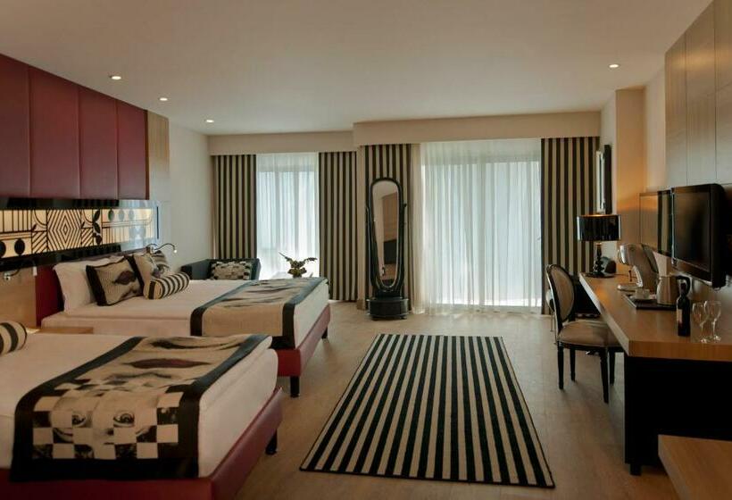 سوییت جونیور با چشم‌انداز جانبی دریا, Delphin Imperial Lara