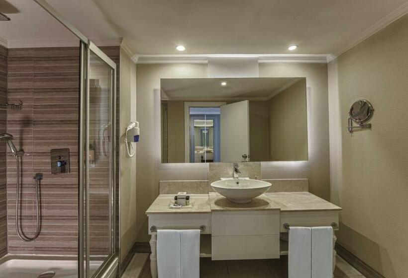 سوییت جونیور با چشم‌انداز جانبی دریا, Delphin Imperial Lara