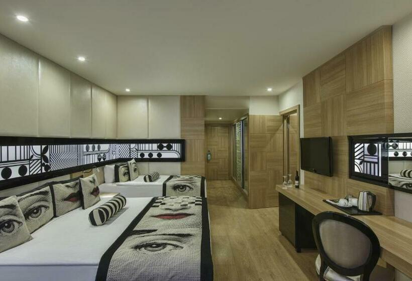 سوییت جونیور با چشم‌انداز جانبی دریا, Delphin Imperial Lara