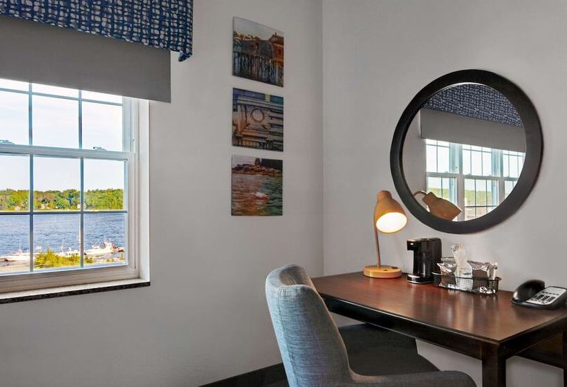 اتاق استاندارد با تخت دوبل, Hampton Inn Bath