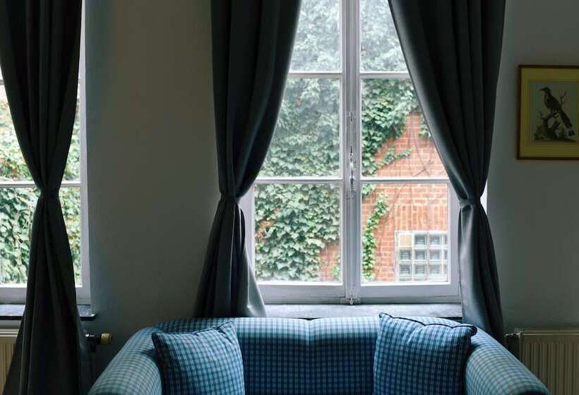 استودیوی استاندارد, Bed Collège