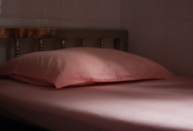 اتاق استاندارد یک نفره, Om Guest House