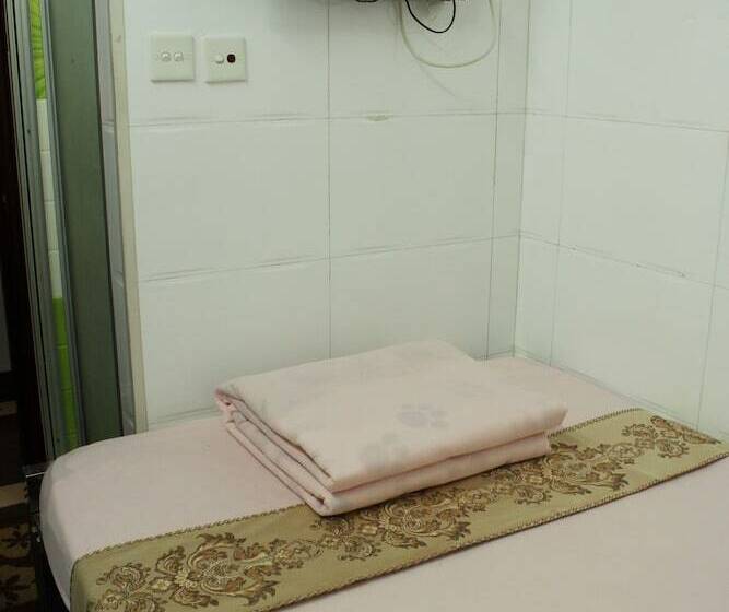 اتاق استاندارد سه نفره, Om Guest House