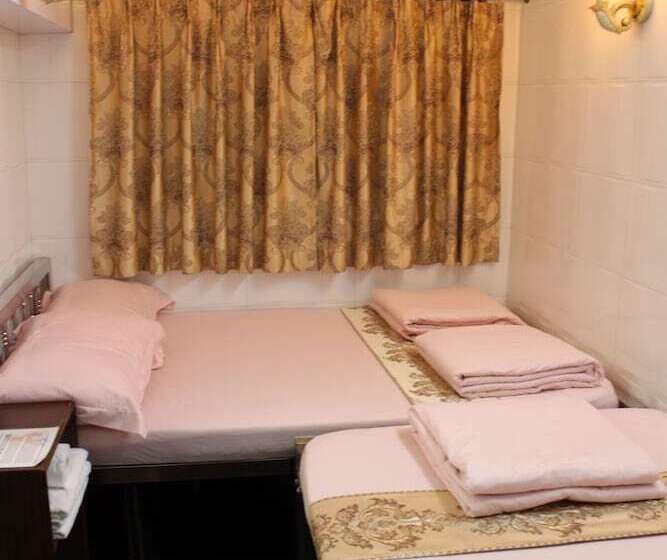 Standard Triple Room, Om Guest House